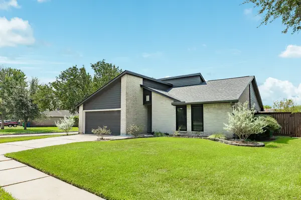 9 Sarita Court, Angleton, TX 77515