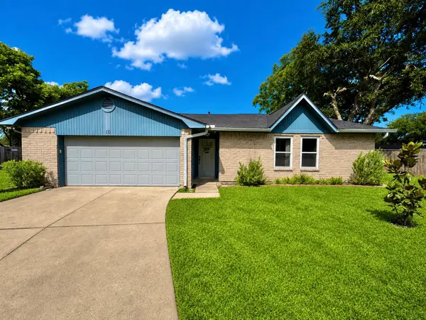 10 Lobo Court, Angleton, TX 77515