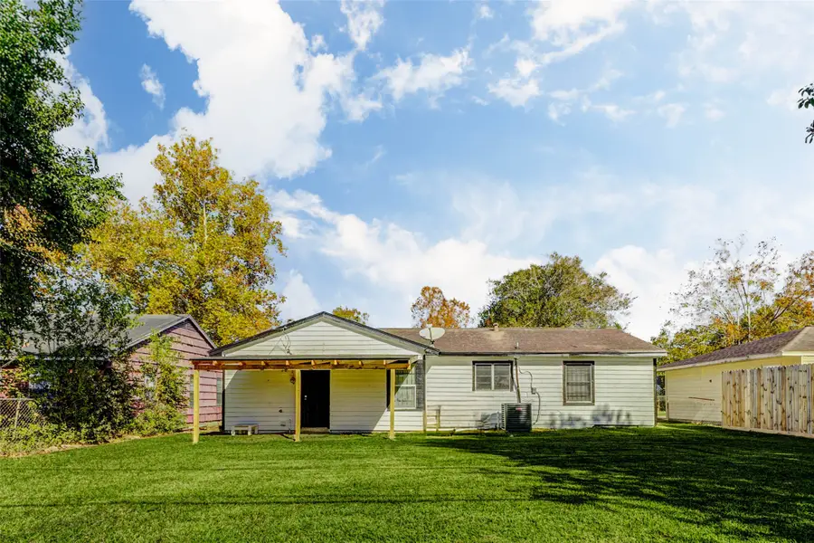 5622 Woodgreen Street, Houston, TX 77033 - Image #2