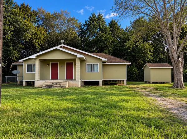 211 N Texas Avenue, Holiday Lakes, TX 77515