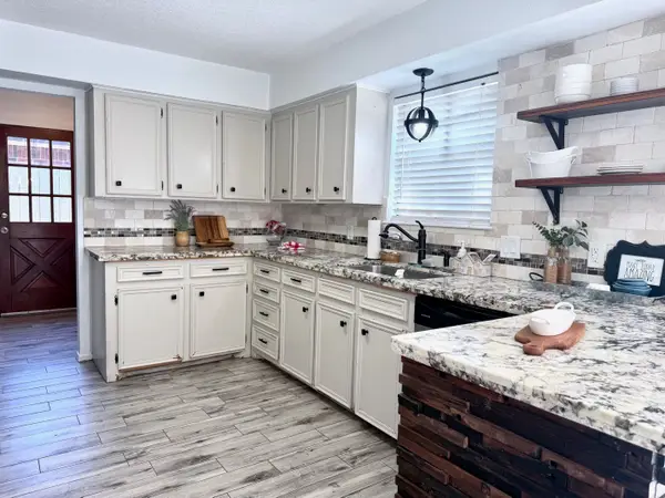 205 Montclaire Drive, West Columbia, TX 77486