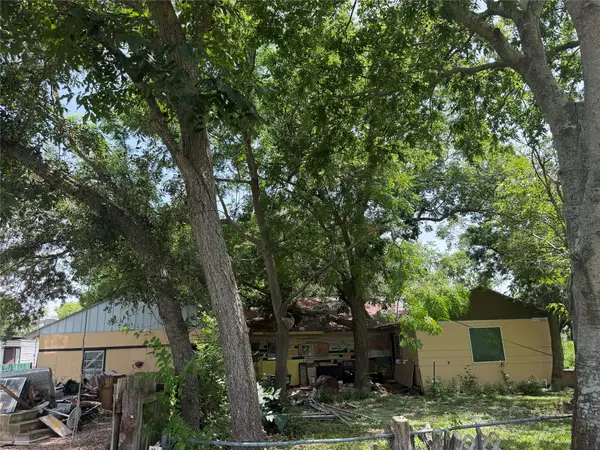 1215 Perryman Avenue, Palacios, TX 77465