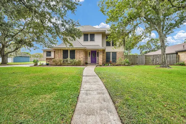 131 Frostwood Drive, Lake Jackson, TX 77566