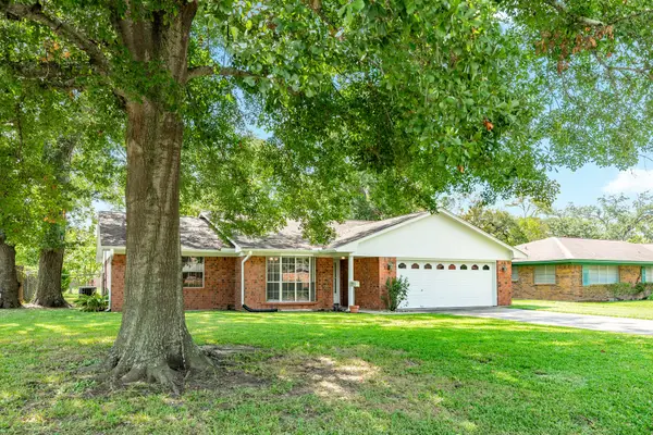 232 Wayne Dr, Clute, TX 77531