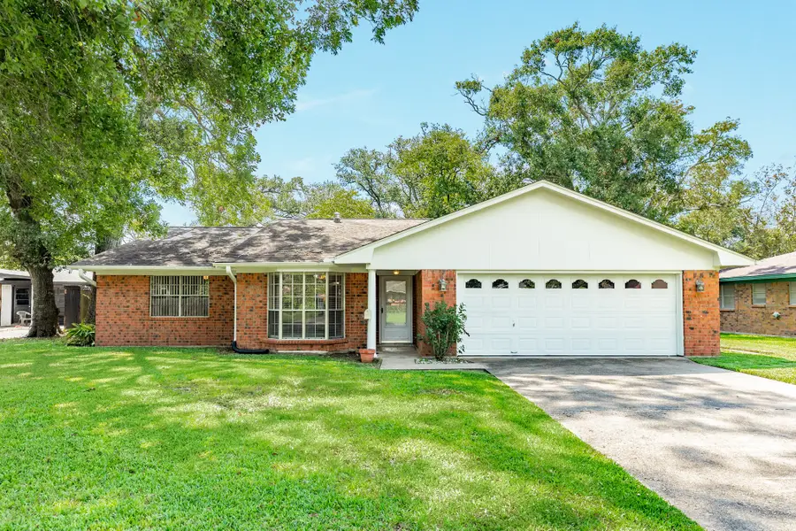 232 Wayne Dr, Clute, TX 77531 - #2