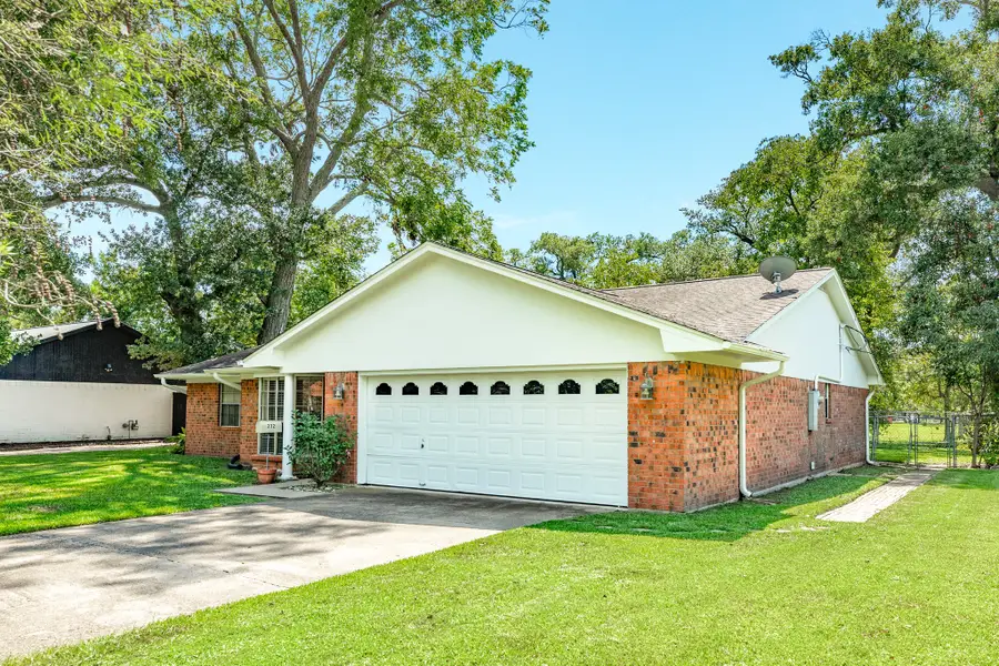 232 Wayne Dr, Clute, TX 77531 - #3