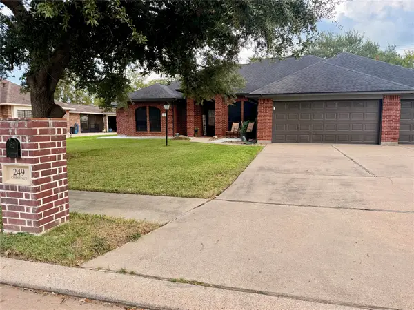 249 Chestnut Street, Lake Jackson, TX 77566