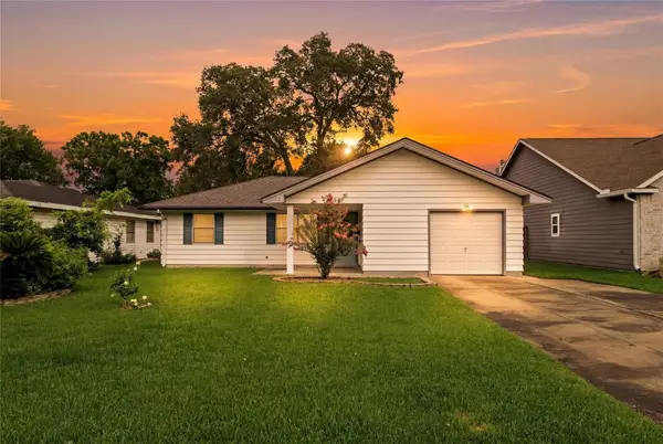 1440 Avenue E, Nederland, TX 77627