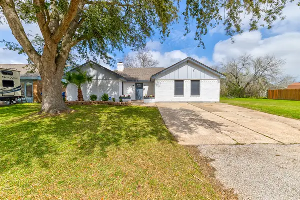 2302 38th Avenue N, Texas City, TX 77590