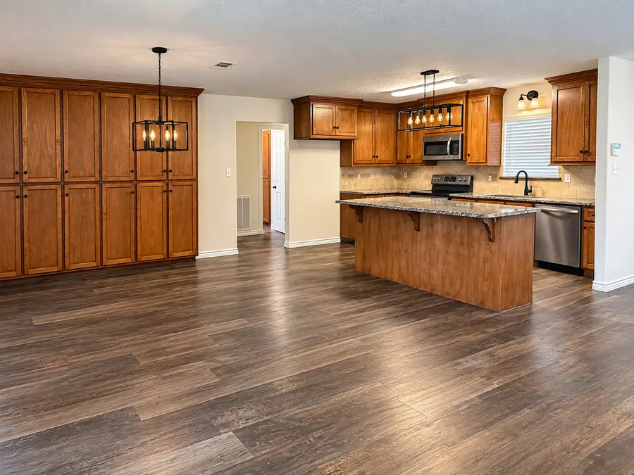 407 Branding Iron Circle, Angleton, TX 77515 - #3
