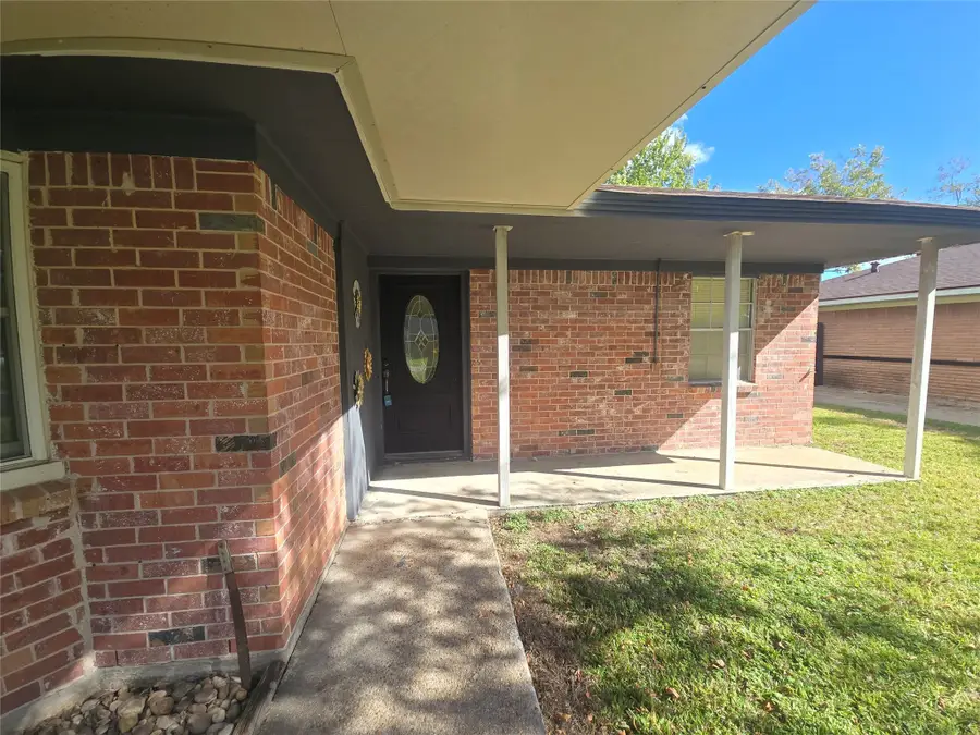 1045 Vine Drive, Angleton, TX 77515 - Image #2