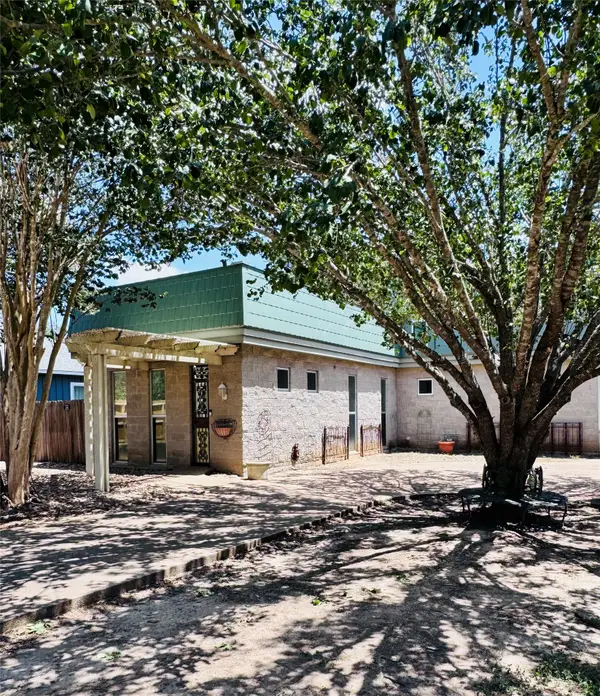 195 Park Drive, La Grange, TX 78945