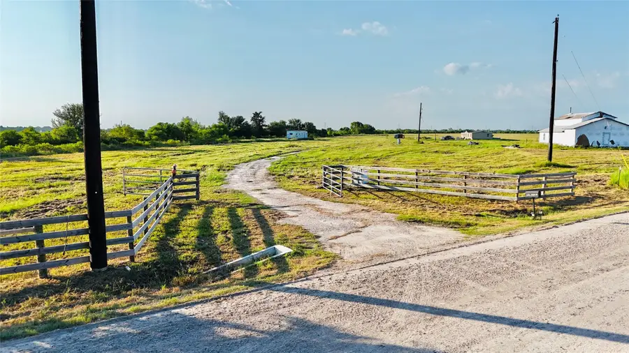 11626 Barak Road, Guy, TX 77444 - Image #2