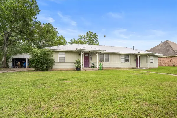 512 N College Street, Weimar, TX 78962