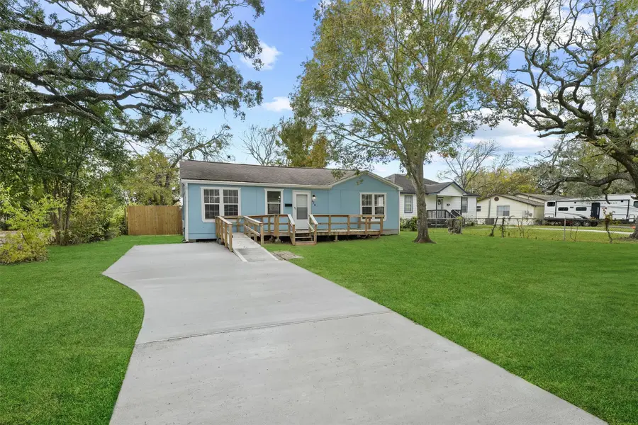 216 N Shady Oaks Street, Lake Jackson, TX 77566 - Image #3