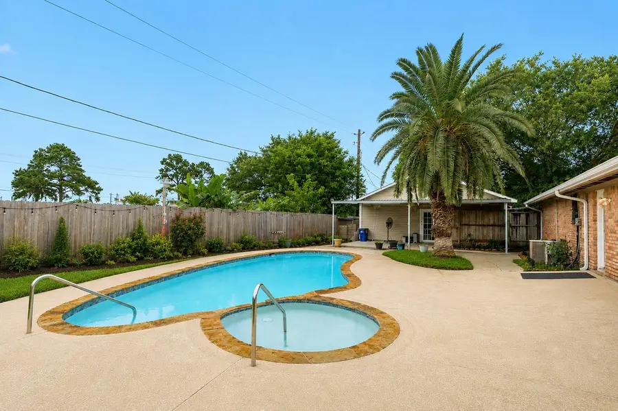 327 Maple Drive, Hitchcock, TX 77563 - #2
