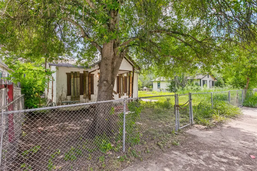 904 S San Joaquin Avenue, San Antonio, TX 78237 - #2