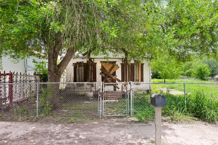 904 S San Joaquin Avenue, San Antonio, TX 78237 - #3