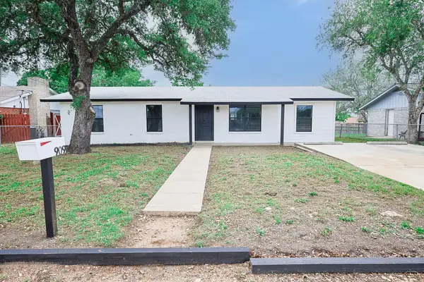 909 E Sarah Street, Cuero, TX 77954