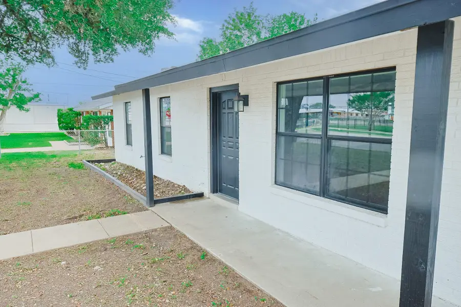 909 E Sarah Street, Cuero, TX 77954 - #2