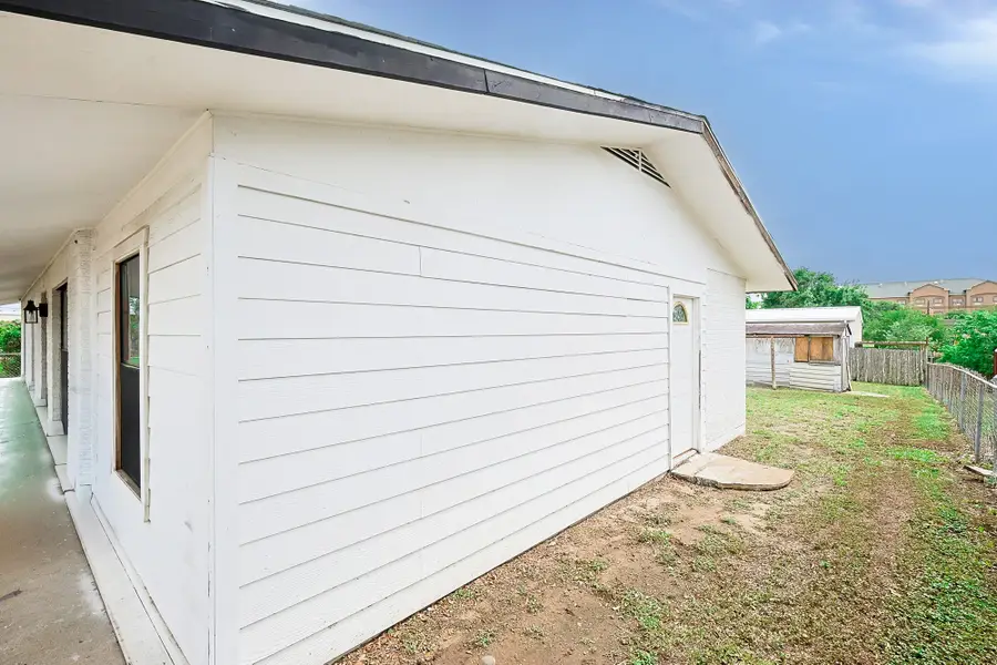 909 E Sarah Street, Cuero, TX 77954 - #3