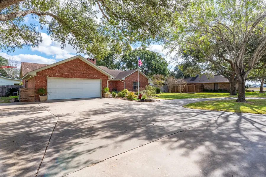 1704 Live Oak Lane, El Campo, TX 77437 - Image #2