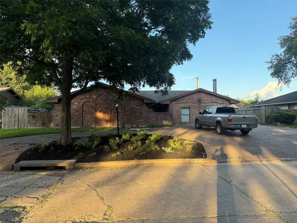 4208 Pine Shadows Street, Dickinson, TX 77539