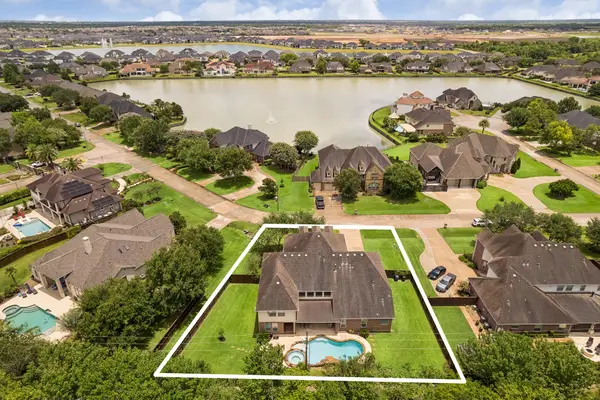 2400 Lakeway Drive, Friendswood, TX 77546