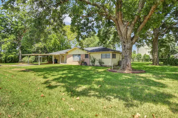 102 W Meadow Lane, West Columbia, TX 77486
