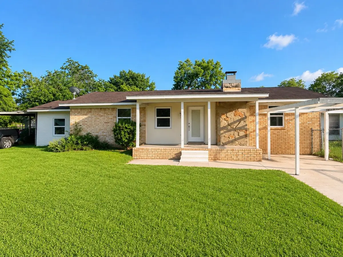 513 W Texas Street, Brazoria, TX 77422 - #1