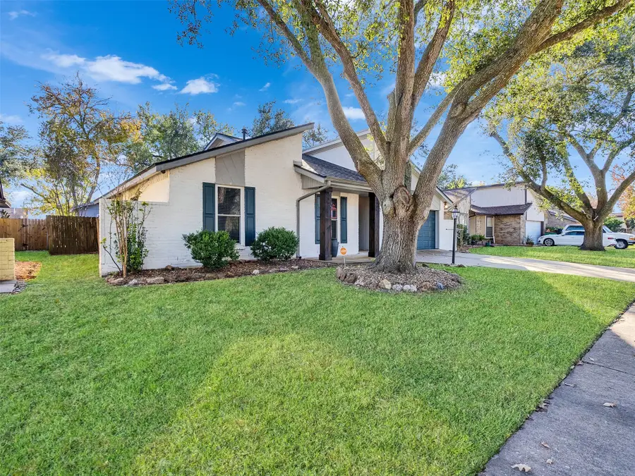 32 Sarita Road, Angleton, TX 77515 - Image #2