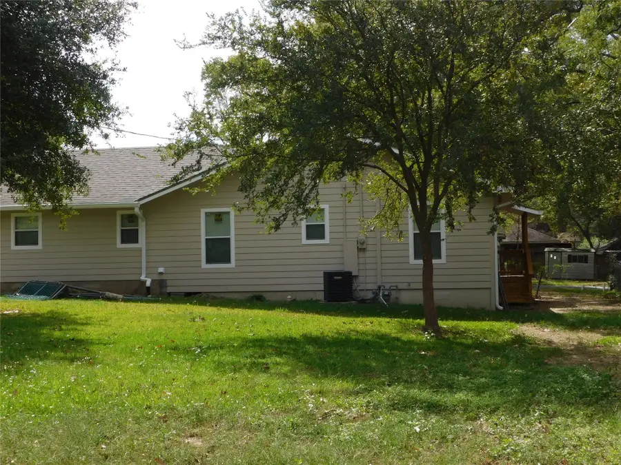 221 E Yell Street, Livingston, TX 77351 - Image #3