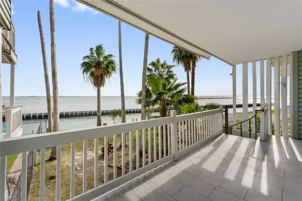 5 Tiki Circle, Tiki Island, TX 77554