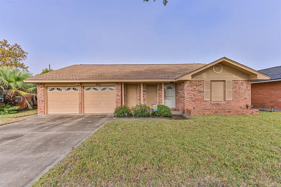 7010 Yucca Drive, Galveston, TX 77551 - Image #2