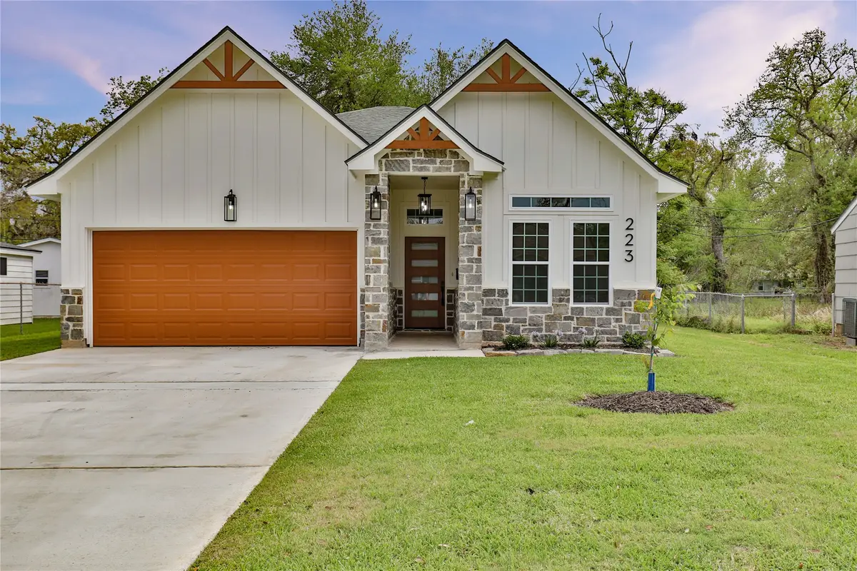 223 Laurel Street, Lake Jackson, TX 77566 - #1