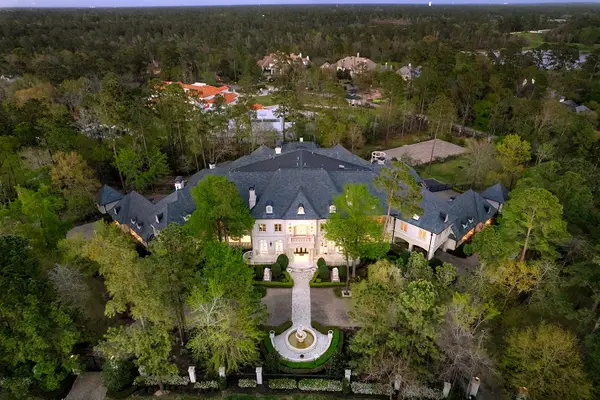 88 W Grand Regency Circle, The Woodlands, TX 77382