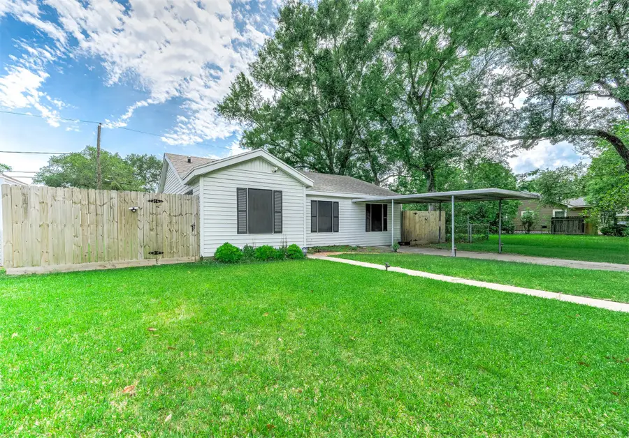 709 E Gulf Street, Baytown, TX 77520 - #2