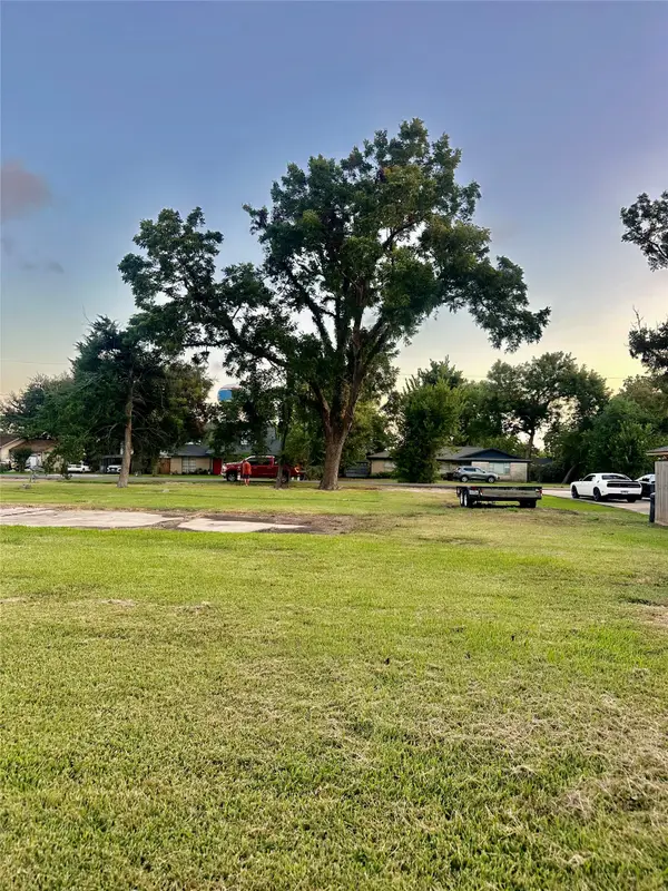 348 Hinken Street, Clute, TX 77531