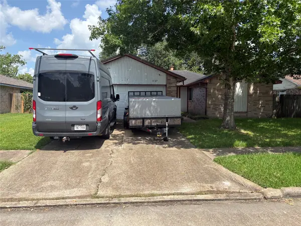 1127 W Brompton Drive, Pearland, TX 77584