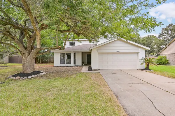 902 Essex Drive, Friendswood, TX 77546