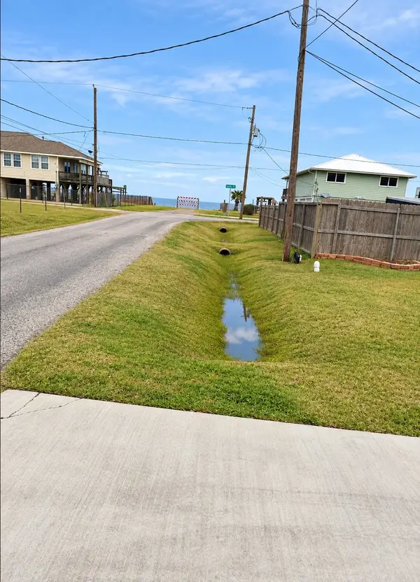117 14th St, San Leon, TX 77568