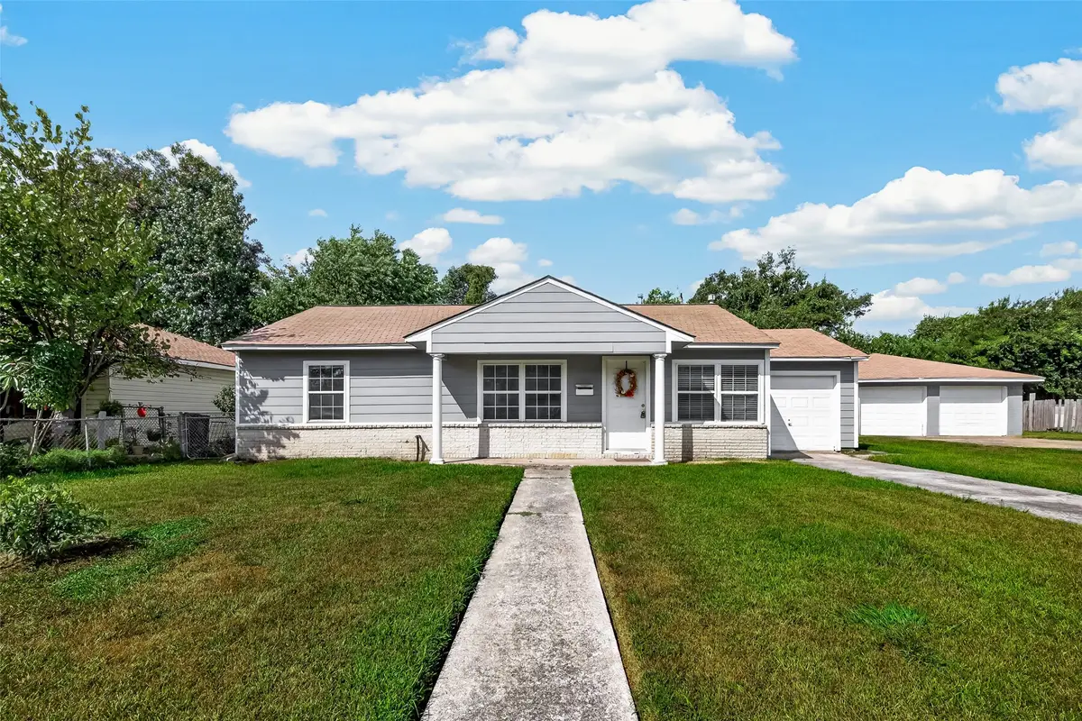 512 W Oak Street, Highlands, TX 77562 - #1