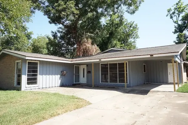 206 Carnation Street, Lake Jackson, TX 77566