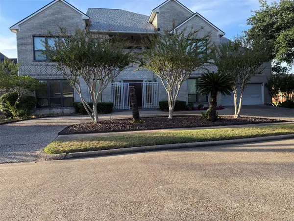 8102 Lake Edge Court, Houston, TX 77071
