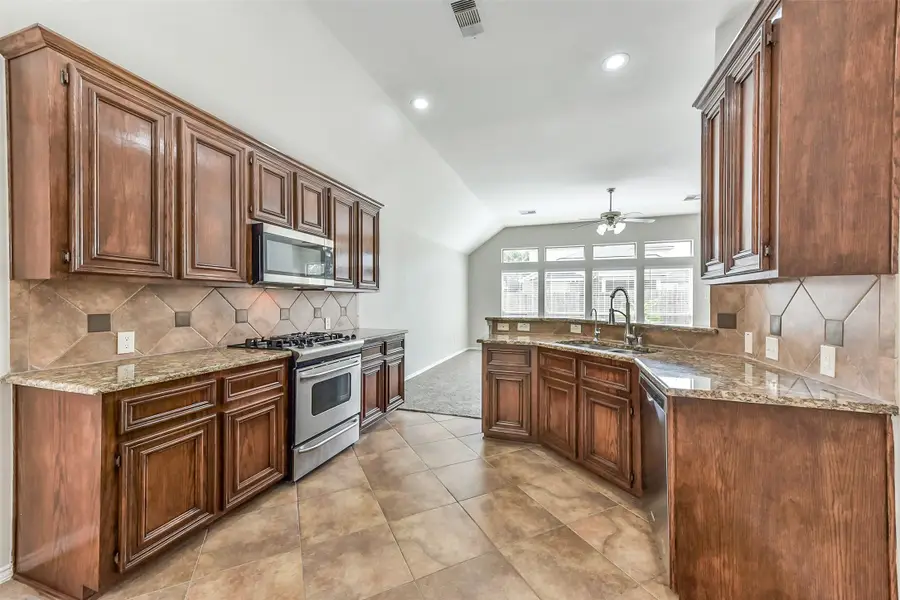 2024 Shore Breeze Drive, Pearland, TX 77584 - Image #2