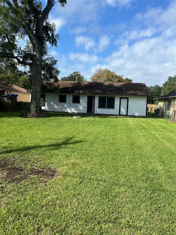 103 Sycamore Street, Lake Jackson, TX 77566