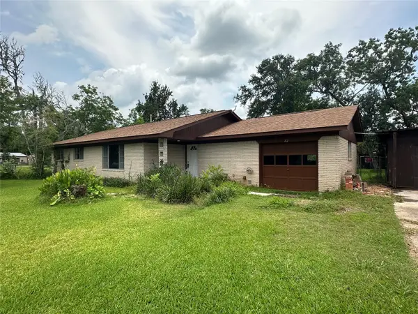 112 Raven Street, Clute, TX 77531