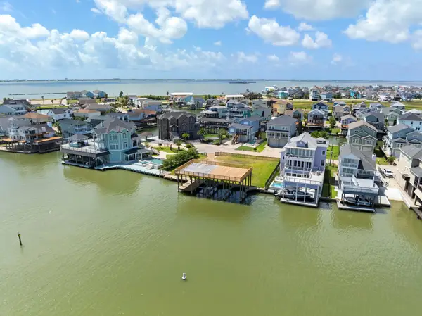 414 Jeanie Lynne Circle, Tiki Island, TX 77554