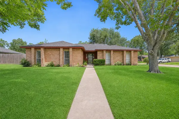 305 Castlelake Drive, Friendswood, TX 77546