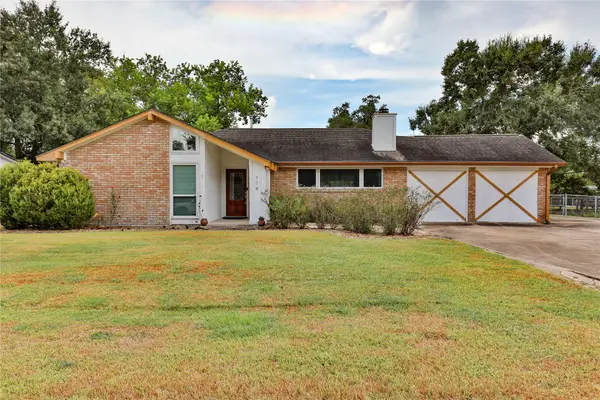 114 Persimmon Lane, Lake Jackson, TX 77566
